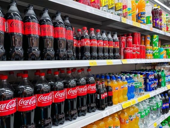 Rada fliaš koly na policiach v supermarkete.