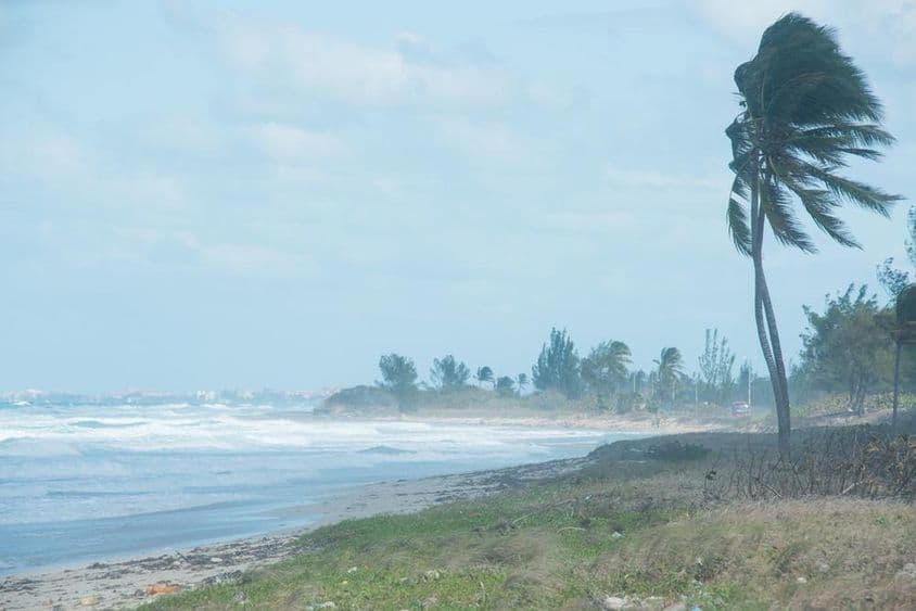 Veľký hurikán pri brehoch.