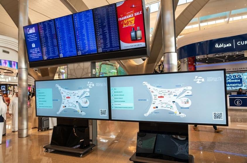 Informácie o letoch na monitoroch terminálu Letiska Zayed International Abu Dhabí.