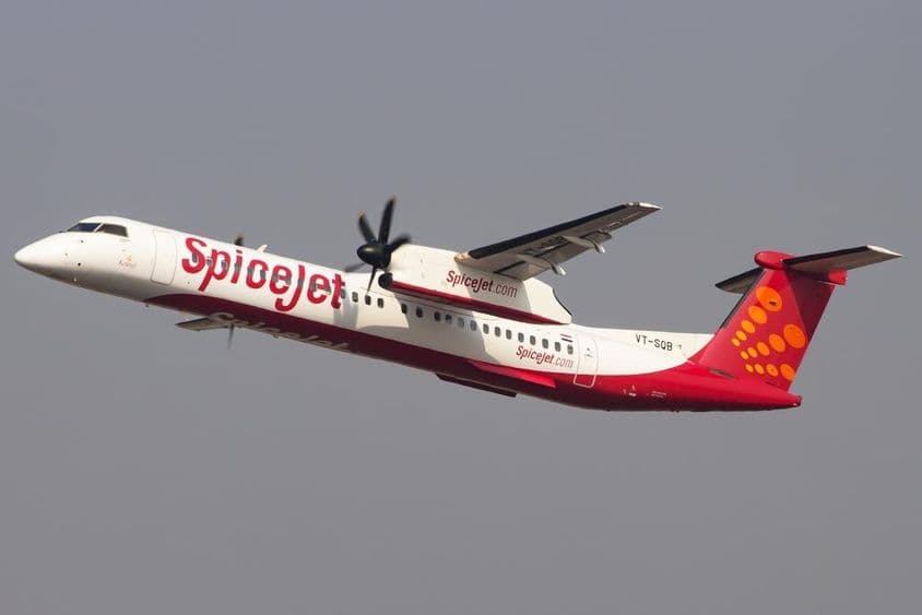Lietadlo SpiceJet Bombardier Q400 Dash 8 vzlieta z letiska v Mumbai.