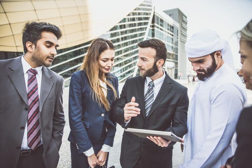 Arabi a západní podnikatelia diskutujú o investíciách.