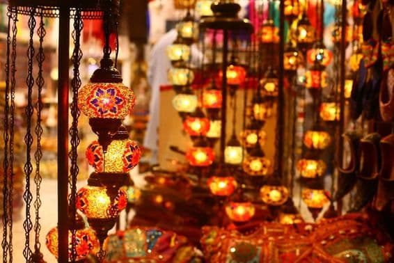 Tradičný arabský závesný lampáš na dubajskej ulici v noci.