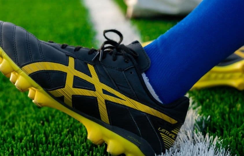 Dubajské štadión a futbalová kopačka.