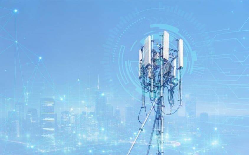 Mobilná veža s 5G mobilnou sieťou.