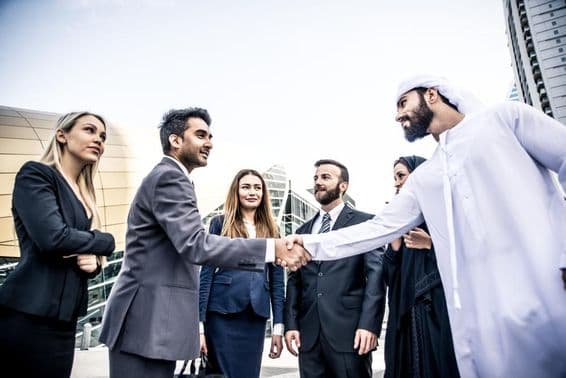 Arab a západní podnikatelia diskutujú o práci.