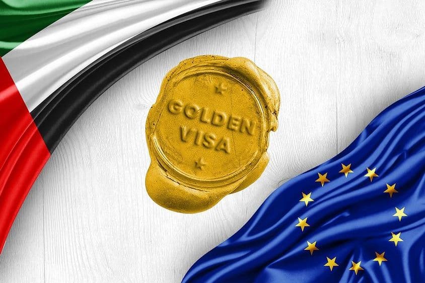 Vlajka Spojených arabských emirátov a zlaté vízum Európskej únie.