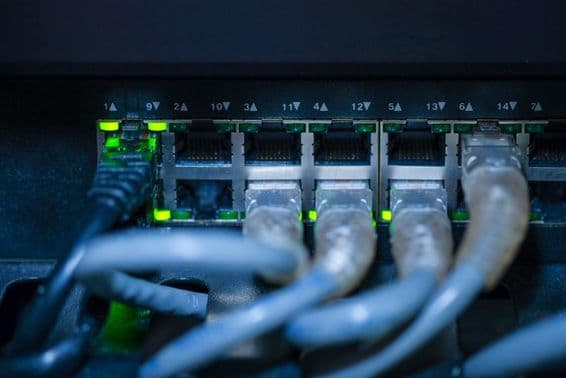 Gigabitový prepínač a sieťový kábel.