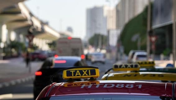 Dubajský taxík v nočnom meste.