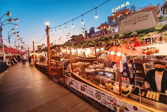 Thajská kuchyňa na plávajúcej reštaurácii so street foodom v Globálnej dedine v Dubaji.