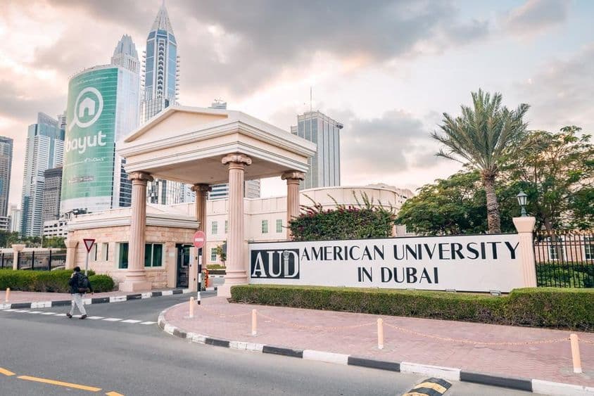 Hlavný vchod americkej univerzity v Dubai Internet City.