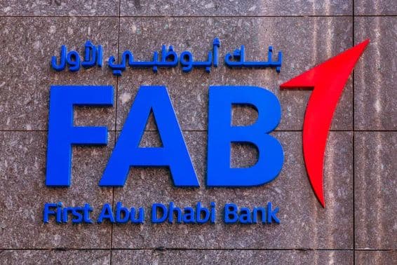 Logo First Abu Dhabi Bank (FAB) na stene pobočky banky.