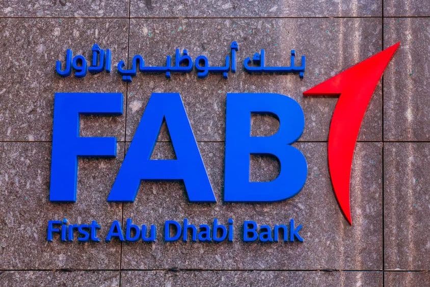 Logo First Abu Dhabi Bank (FAB) na stene pobočky banky.