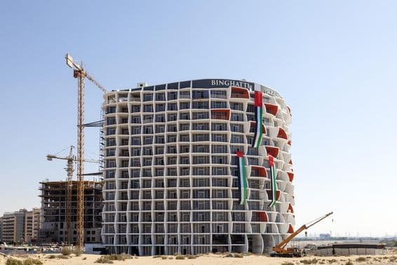 Binghatti Holding stavia modernú bytovú budovu v Dubaji.