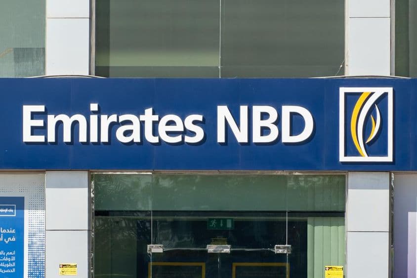 Nápis banky Emirates NBD Bank PJSC nad vchodom.