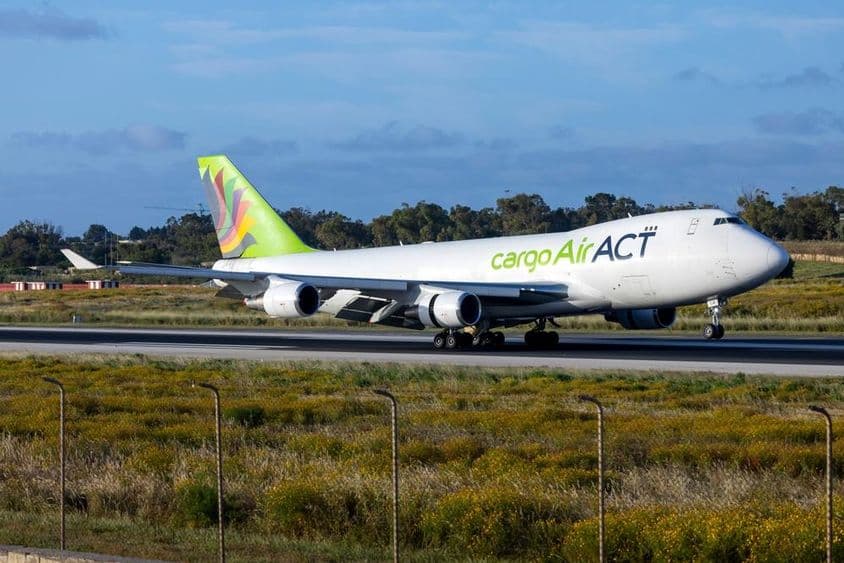 Lietadlo Boeing 747-428ERF ACT Airlines (REG: LZ-CJB) prichádzajúce skoro ráno.