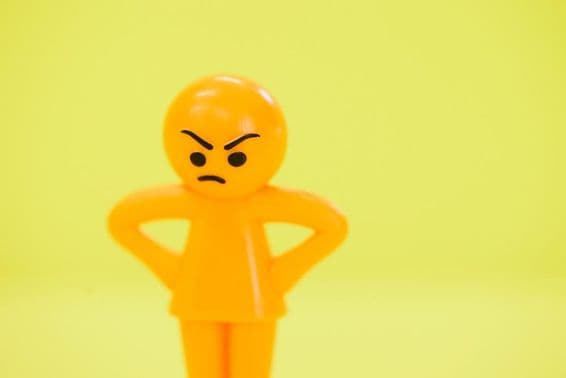 Nahnevaná farebná bábika.