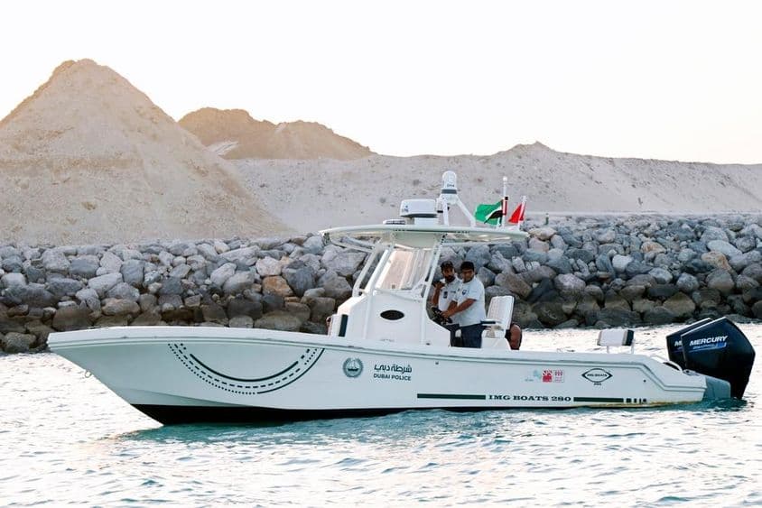 Policajti na motorovom člne pozdĺž dubajského pobrežia.