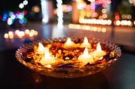 Diwali olejové lampy v miske.