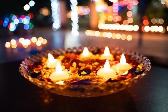 Diwali olejové lampy v miske.