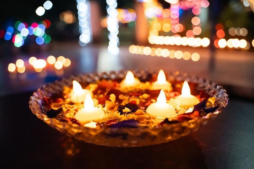 Diwali olejové lampy v miske.