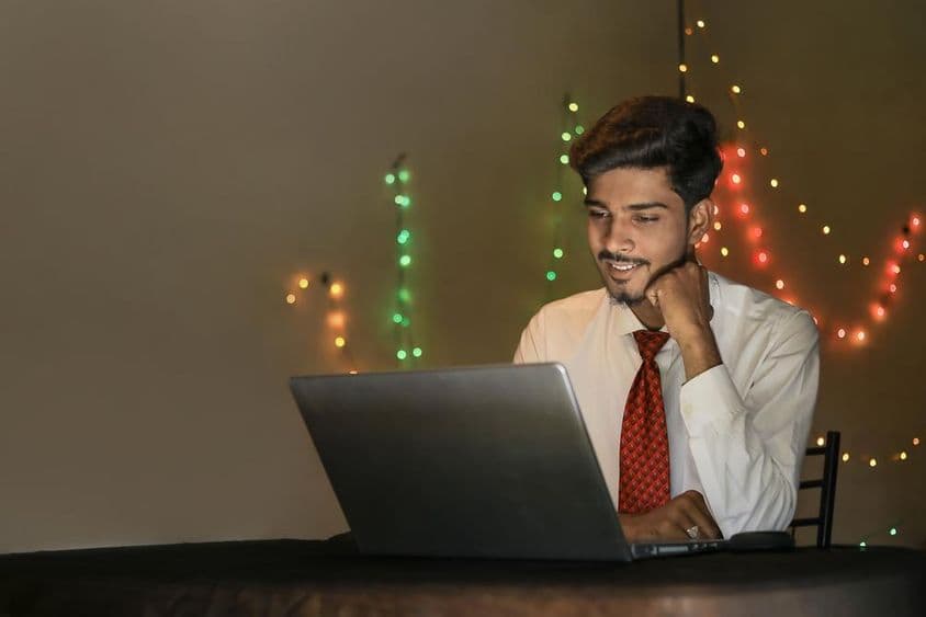 Mladý Ind pracujúci počas oslavy Diwali v kanceláriách.