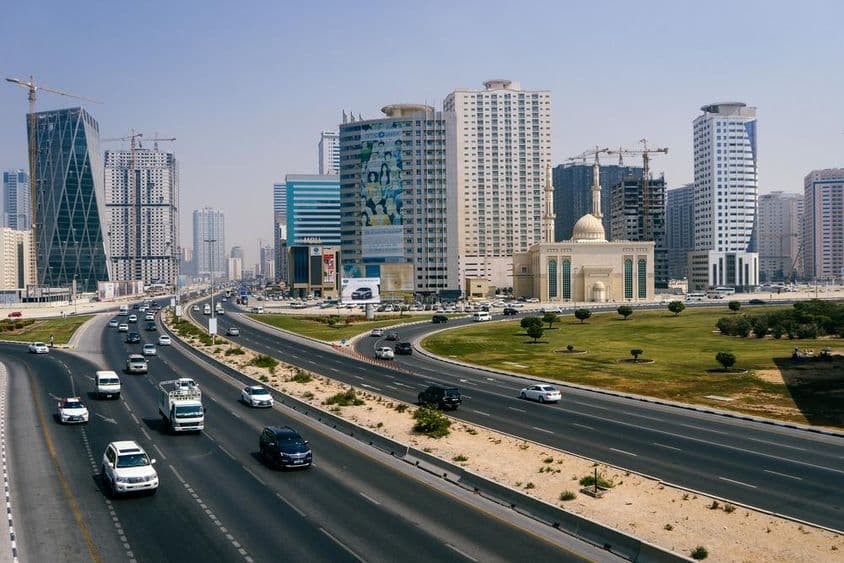 Pohľad na mesto Dubaj a diaľnicu s mnohými autami.