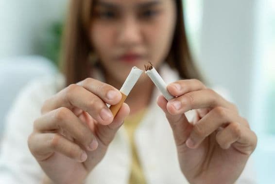 Žiadne fajčenie, žena láme cigaretu napoly.