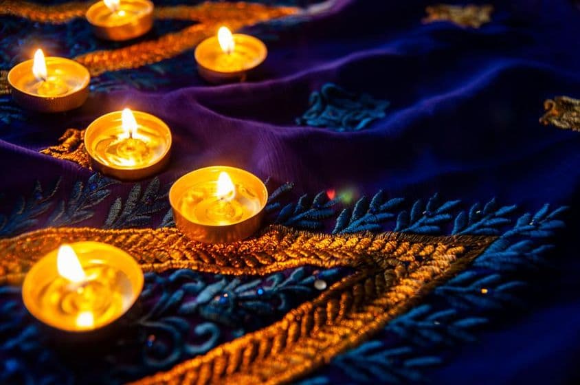 Diwali osvetlenie na modrom sárí so zlatou výšivkou.