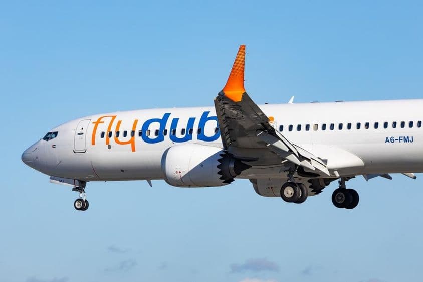Lietadlo FlyDubai Boeing 737-8max v konfigurácii na pristátie.