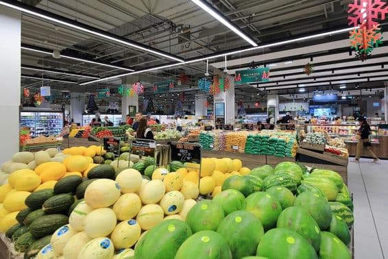 Zelené a žlté melóny na predaj spotrebiteľom v supermarkete v Dubaji.