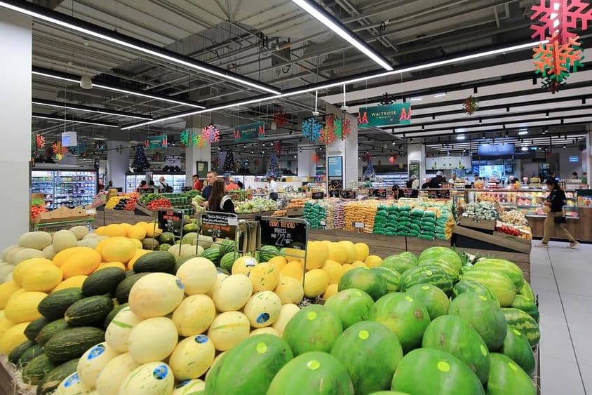 Zelené a žlté melóny na predaj spotrebiteľom v supermarkete v Dubaji.