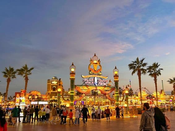 Ulica Globálnej dediny v Dubaji.