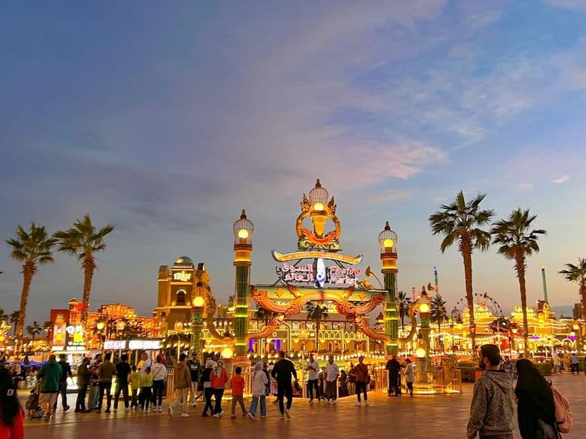 Ulica Globálnej dediny v Dubaji.