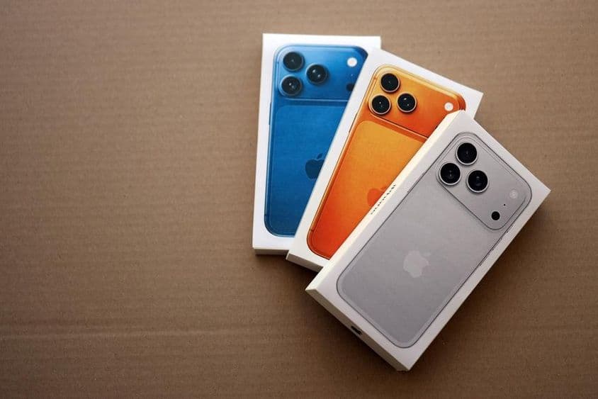 Apple iPhone 17 Pro Max strieborná krabica a ďalšie iPhone modely v krabiciach.