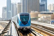 Dubajský vlak metra verejná doprava pri stanici Dubaj Marina.