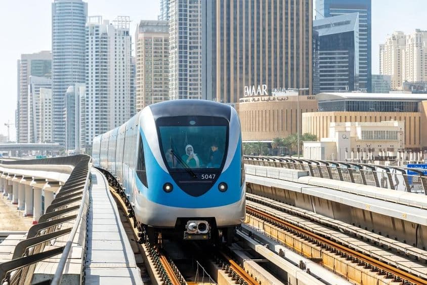 Dubajský vlak metra verejná doprava pri stanici Dubaj Marina.