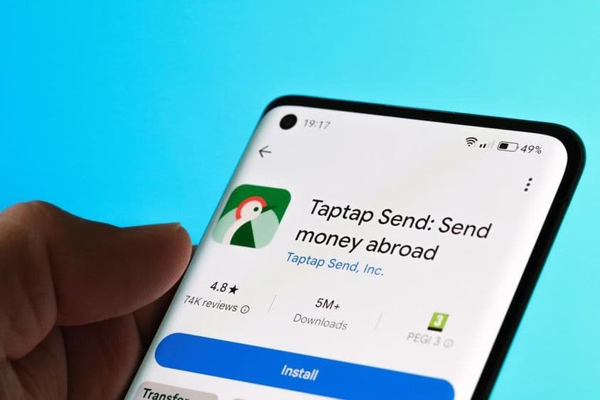 Aplikácia Taptap Send zobrazená na smartfóne.