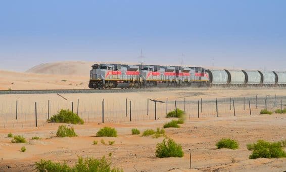 Cesta vlaku cez púšť Liwa v Abu Dhabi.