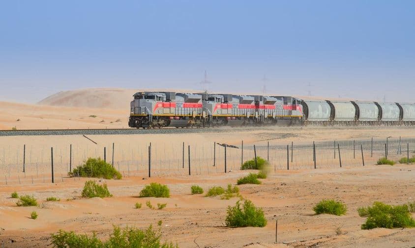 Cesta vlaku cez púšť Liwa v Abu Dhabi.