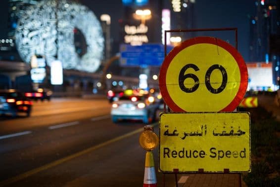 Diaľnica v Dubaji v noci s maximálnym rýchlostným limitom.