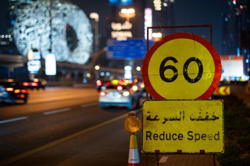 Diaľnica v Dubaji v noci s maximálnym rýchlostným limitom.