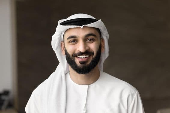 Úspešný majiteľ spoločnosti, mladý arabský obchodný výkonný pracovník.