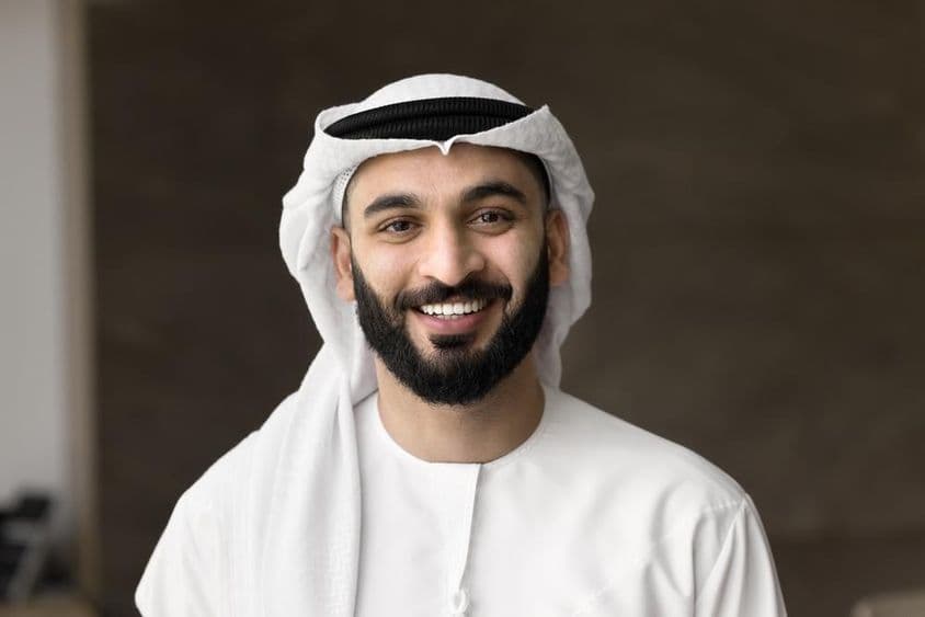 Úspešný majiteľ spoločnosti, mladý arabský obchodný výkonný pracovník.