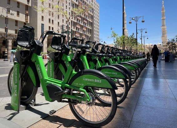 Riadok bicyklov Careem na stanici pre odkladanie bicyklov.