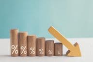 Drevené kúsky so znakom percenta a šípkou smerujúcou nadol.