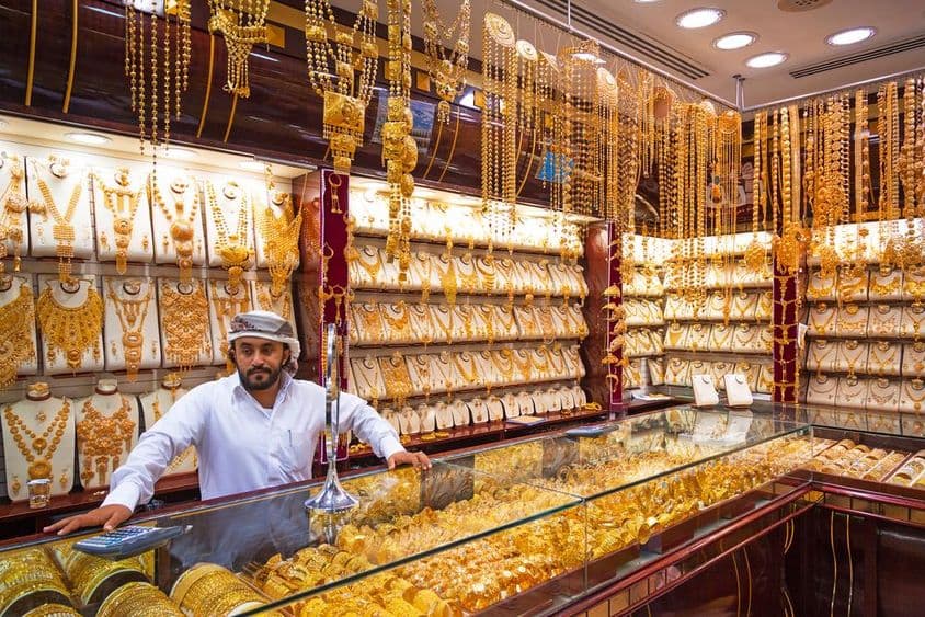 Zlato na slávnom Zlatom souku na trhu Deira v Dubaji.