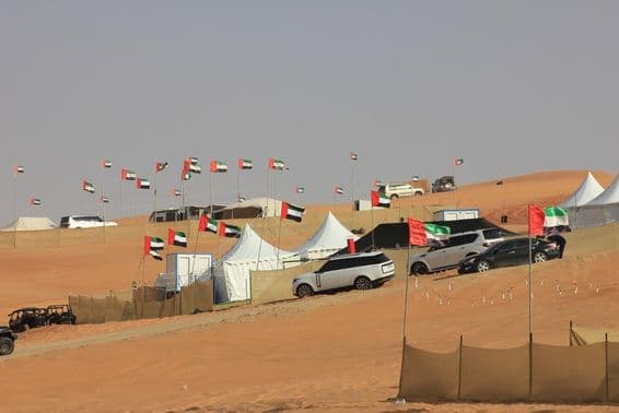 Terénne vozidlá a divoké kempovanie na mohutných piesočných dunách.