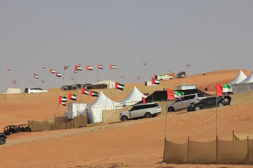 Terénne vozidlá a divoké kempovanie na mohutných piesočných dunách.