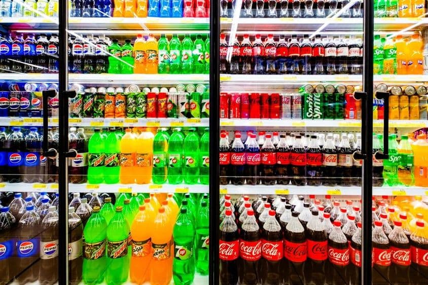Dubaj predáva rôzne sladké sýtené nápoje v supermarkete.
