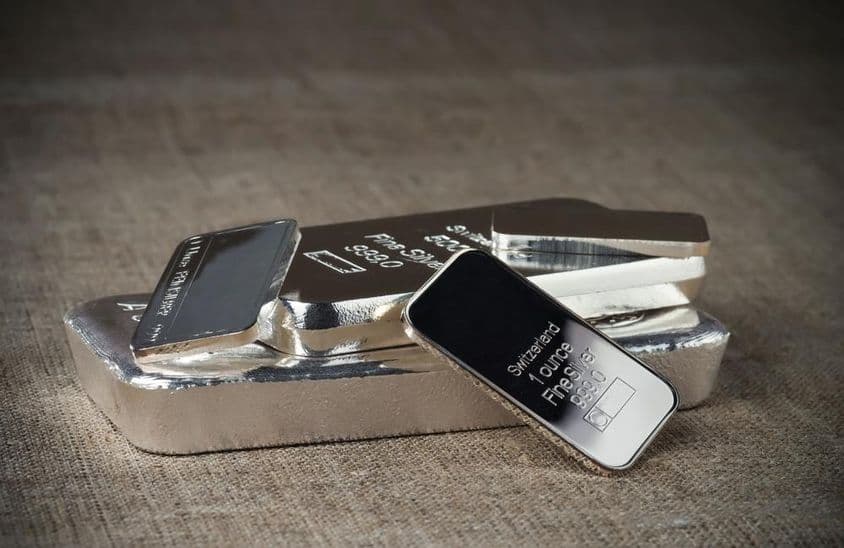 Niekoľko investičných strieborných zliatin rôznych váh.